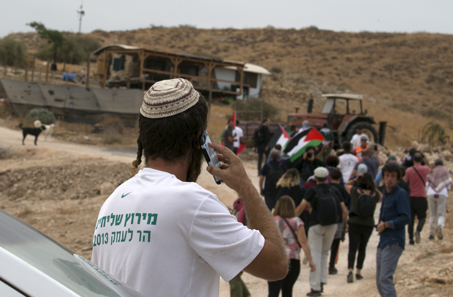 الحياة تحت ظل المستوطنات الإسرائيلية: كيف يقلل الفلسطينيون مخاطر المواجهة اليومية؟ | علاء كنعان