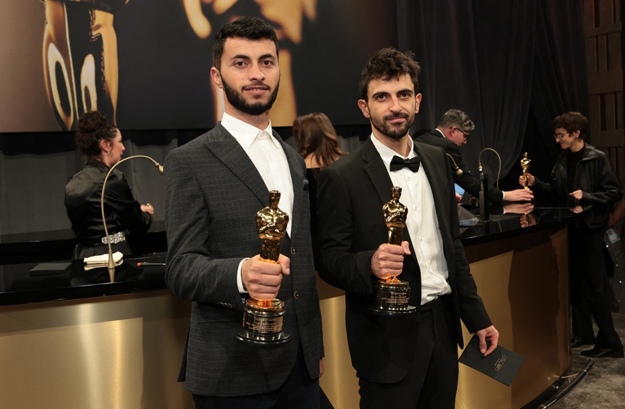 المخرج الفلسطيني باسل عدرا والإسرائيلي يوفال أبراهام لحظة تسلم جائزة الأوسكار